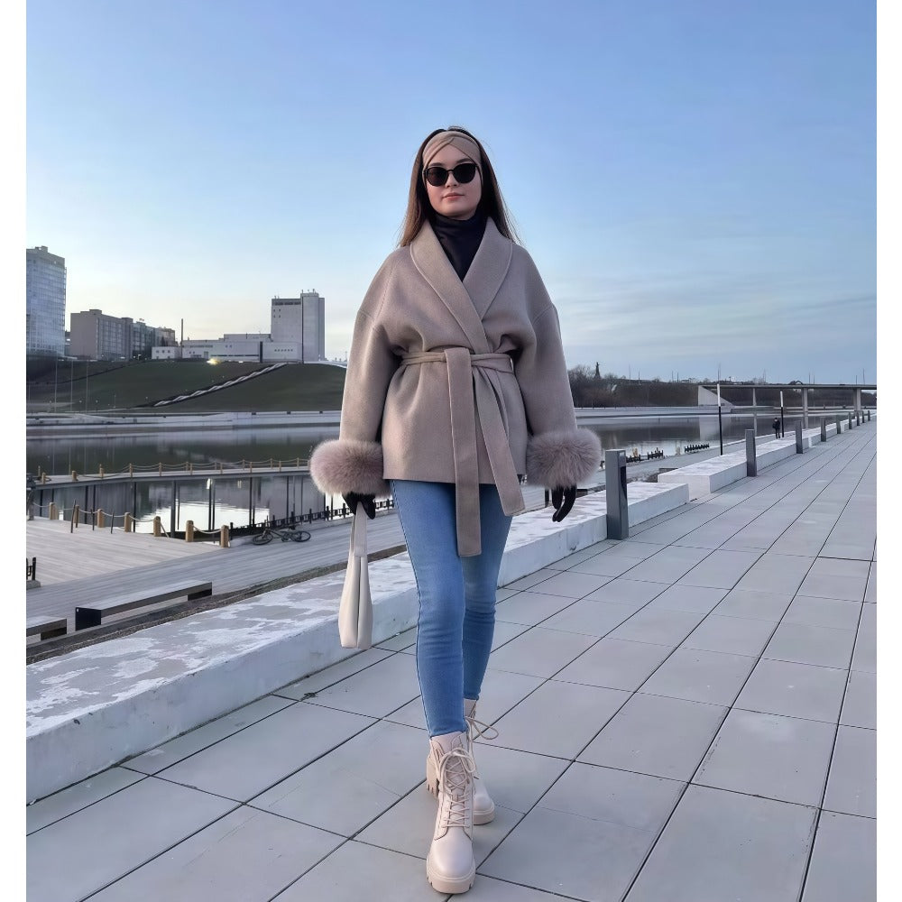 Anna | Damen Wintermantel mit Kunstpelz Manschetten und Gürtel