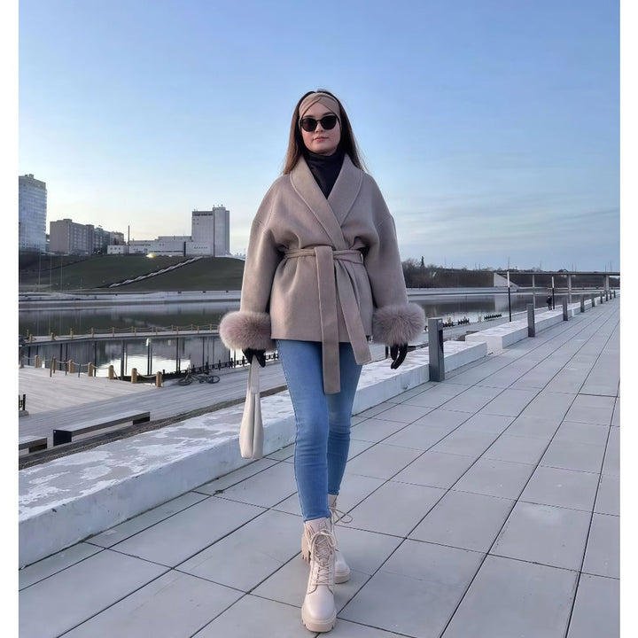 Anna | Damen Wintermantel mit Kunstpelz Manschetten und Gürtel