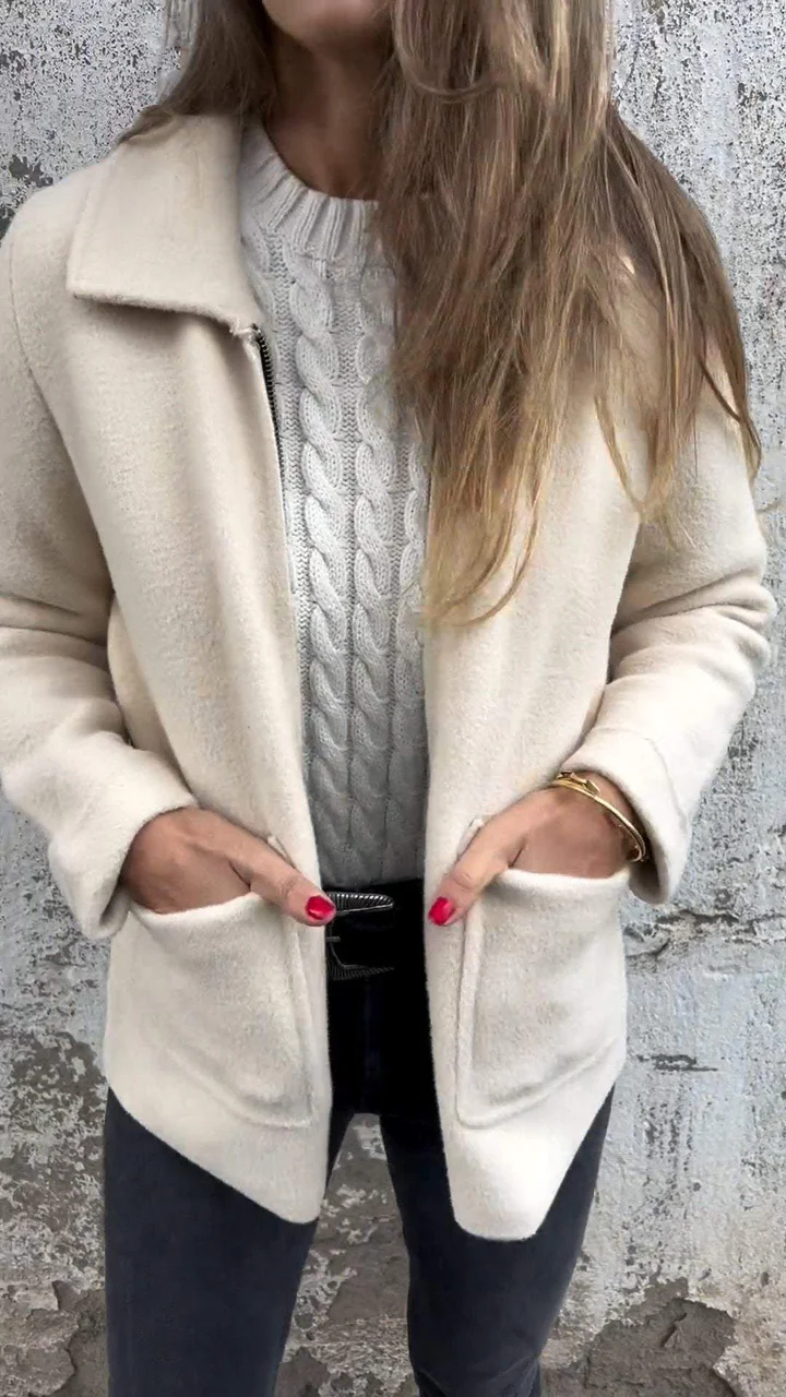 Daniela | Damen Kurzmantel mit aufgesetzten Taschen - Elle Zürich