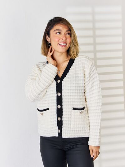 Felicia | Elegante Strickjacke mit Knöpfen und V-Ausschnitt - Elle Zürich