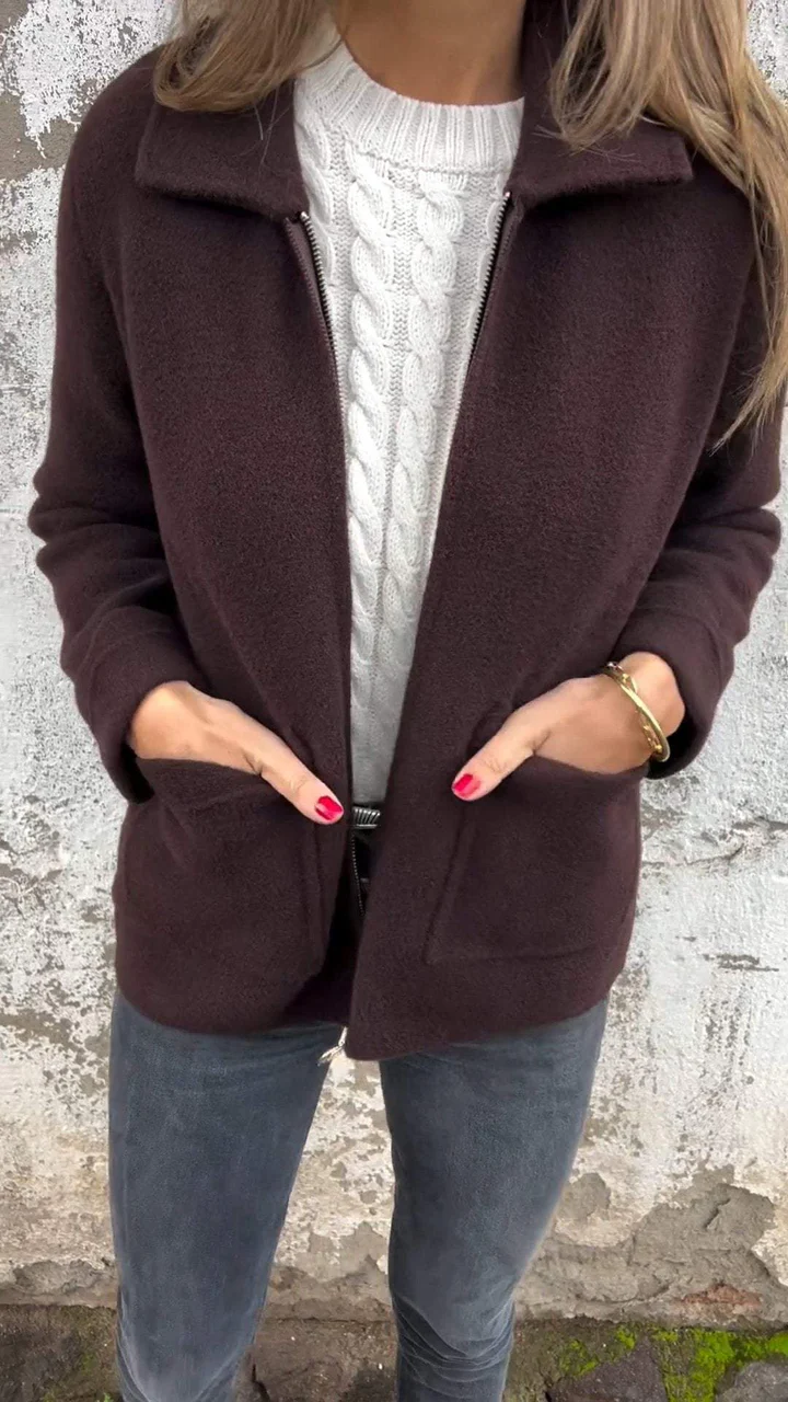 Daniela | Damen Kurzmantel mit aufgesetzten Taschen - Elle Zürich