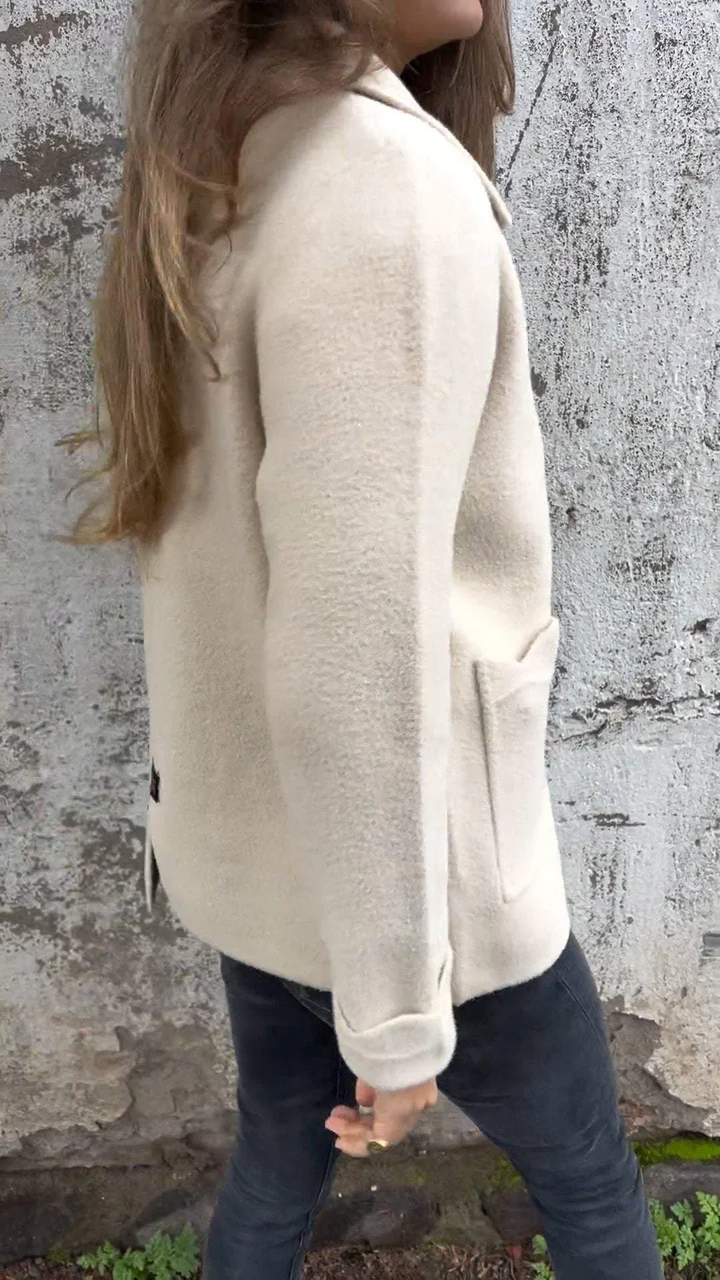 Daniela | Damen Kurzmantel mit aufgesetzten Taschen - Elle Zürich