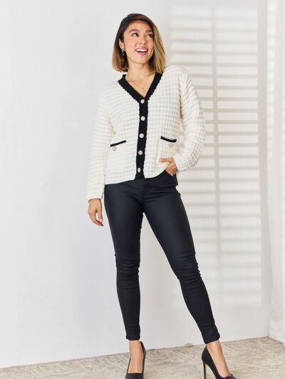 Felicia | Elegante Strickjacke mit Knöpfen und V-Ausschnitt - Elle Zürich