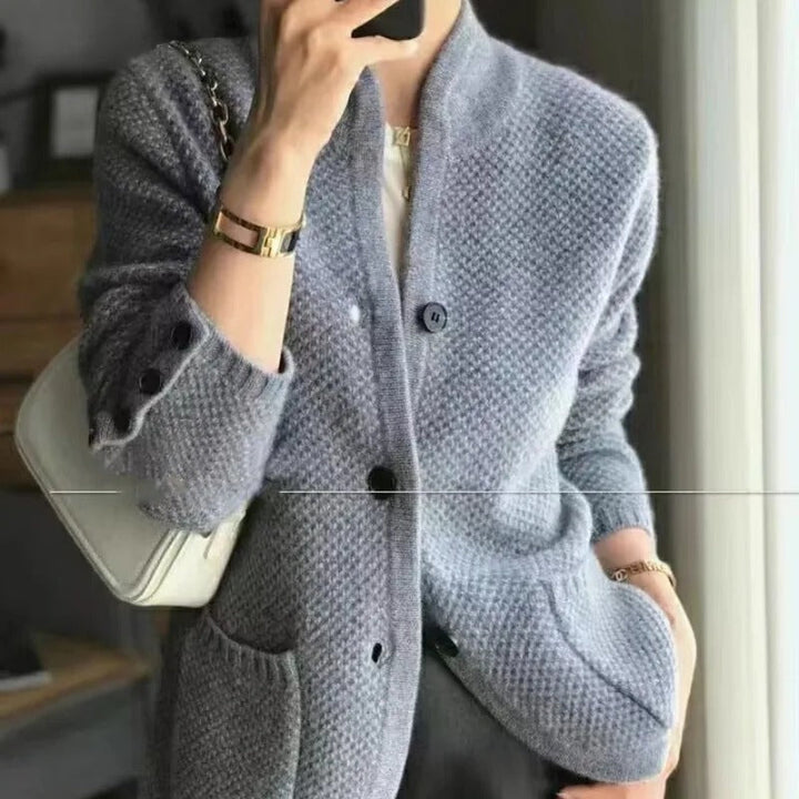 Marie | Damen Winter Strickjacke mit Knöpfen - Elle Zürich