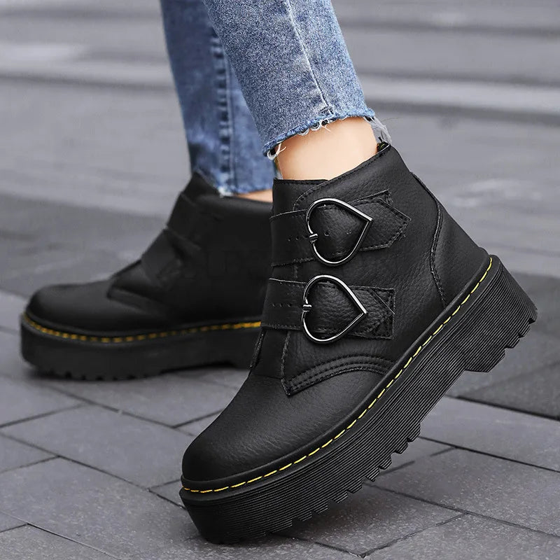 Theresa | Damen Winter Plateau-Stiefel mit Herzschnalle - Elle Zürich