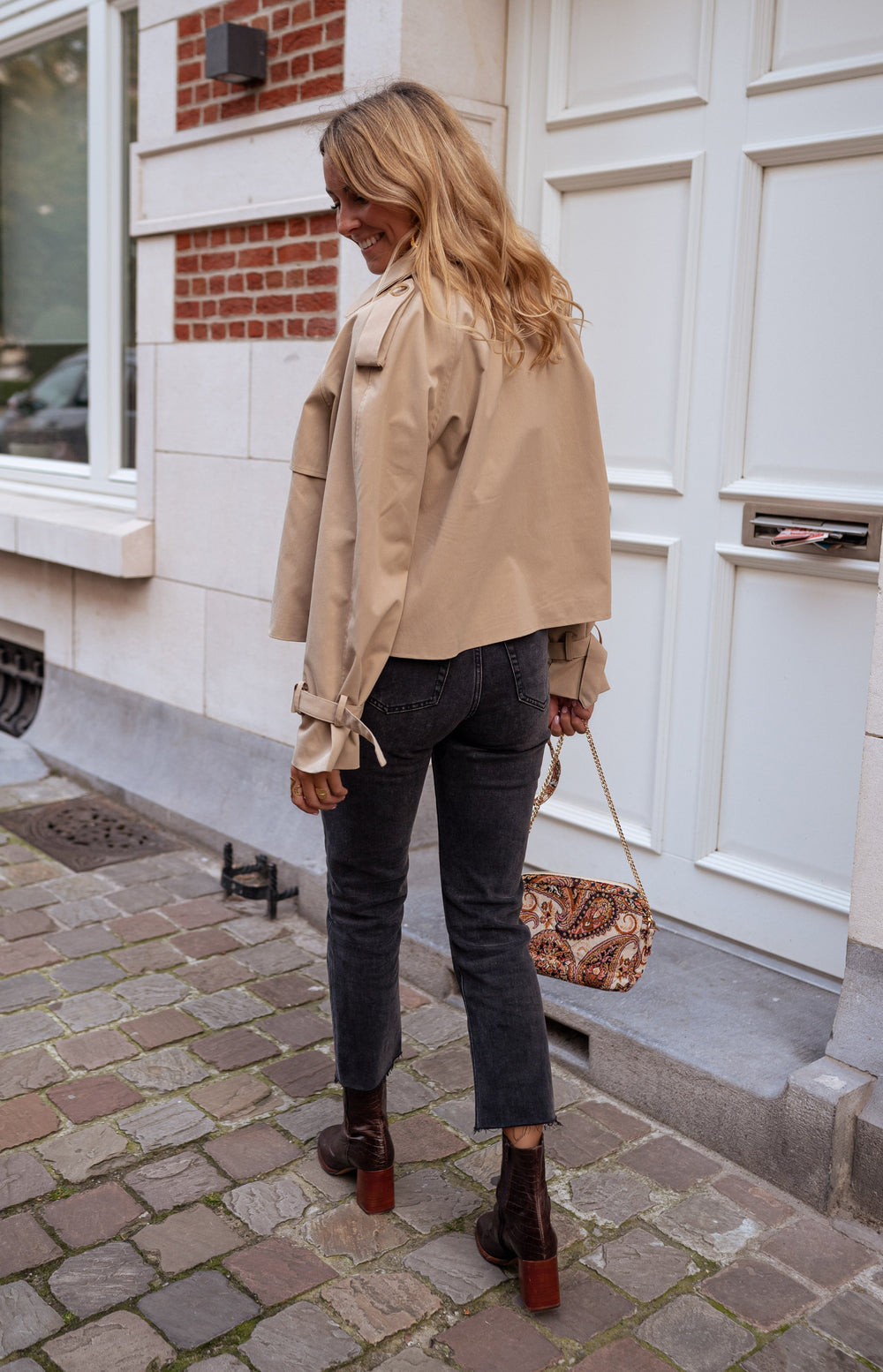 Maria | Damen Kurze Trenchjacke mit Gürtelmanschetten - Elle Zürich