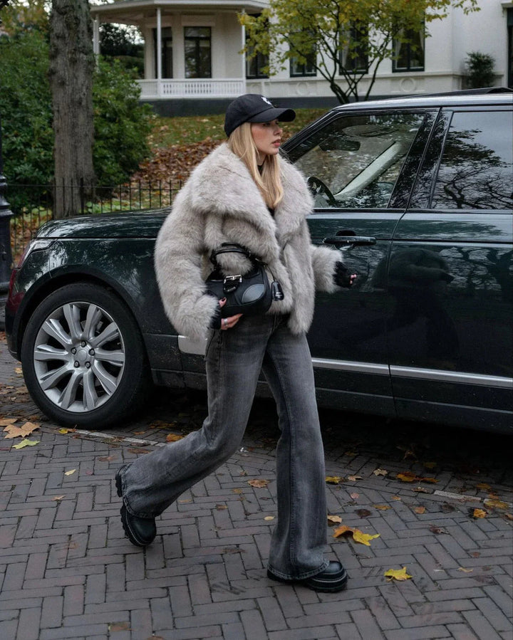 Emilia | Damen Wintermantel aus Kunstfell mit weitem Kragen - Elle Zürich