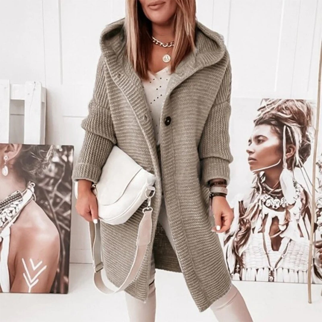 Carolin | Damen Kuschelige Winter-Kapuzenstrickjacke mit Knöpfen - Elle Zürich