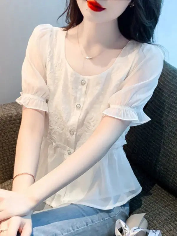 Jasmin | Damen Sommerbluse mit Rüschenärmeln, Schößchenschnitt und Knopfleiste - Elle Zürich