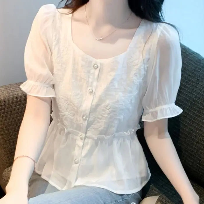 Jasmin | Damen Sommerbluse mit Rüschenärmeln, Schößchenschnitt und Knopfleiste - Elle Zürich