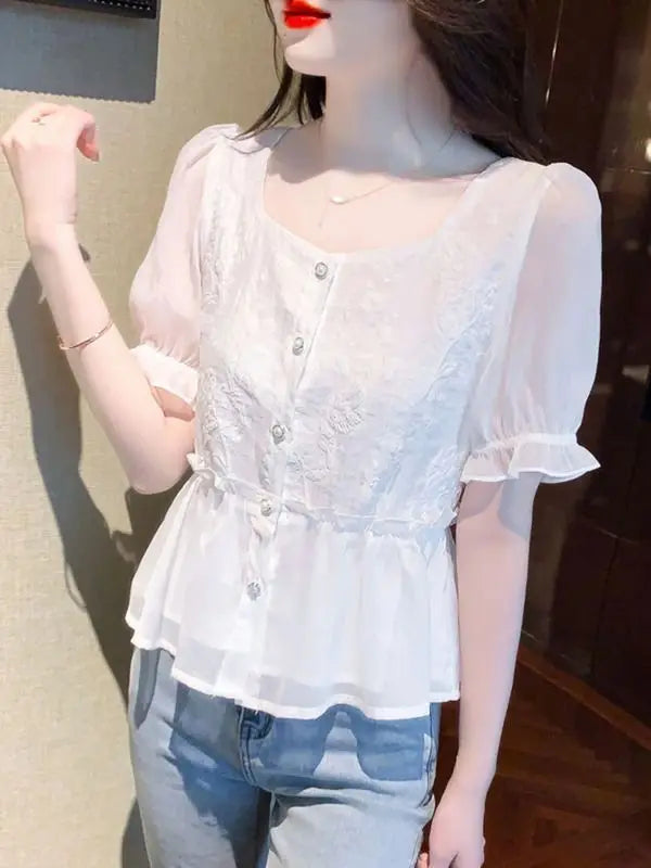 Jasmin | Damen Sommerbluse mit Rüschenärmeln, Schößchenschnitt und Knopfleiste - Elle Zürich