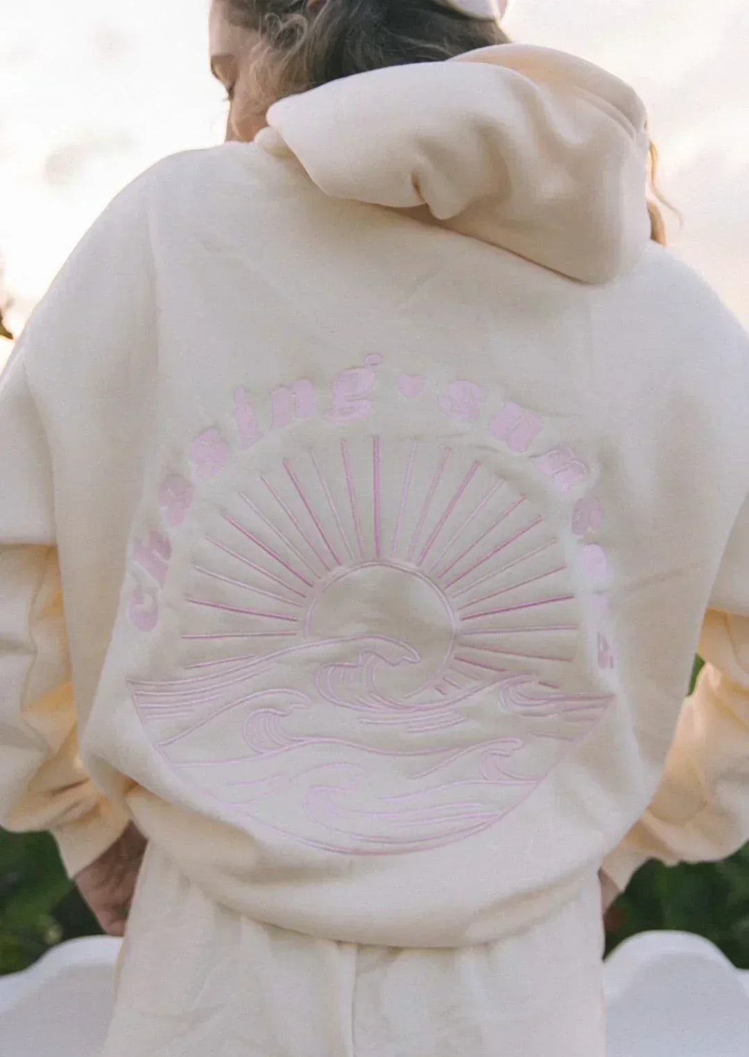 Pauline |  Eleganter Kapuzenpullover mit Wellenstickerei - Elle Zürich