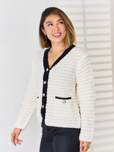 Felicia | Elegante Strickjacke mit Knöpfen und V-Ausschnitt - Elle Zürich