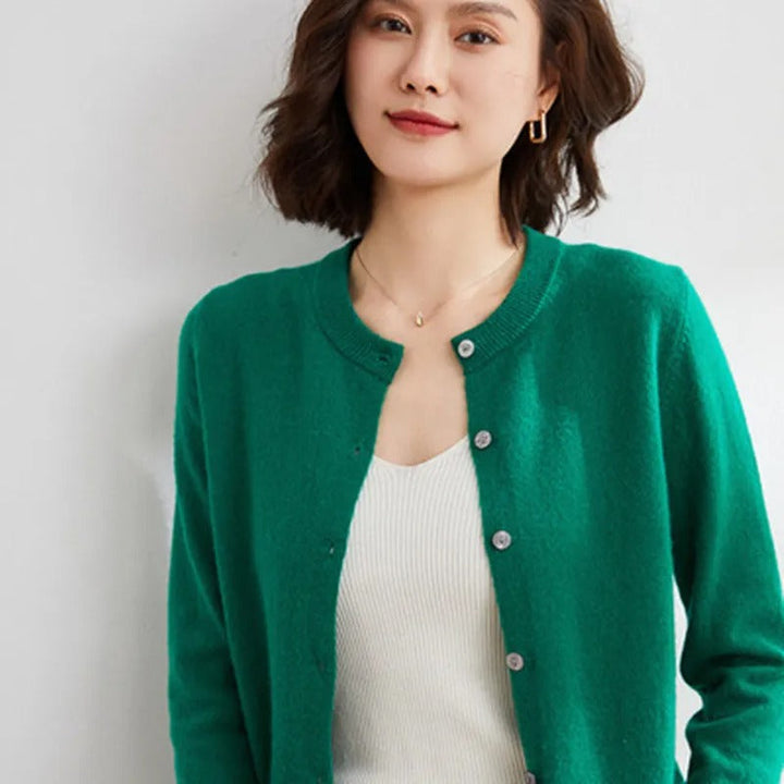 Daniela | Damen Strickjacke mit Knopfleiste und Rundhalsausschnitt - Elle Zürich