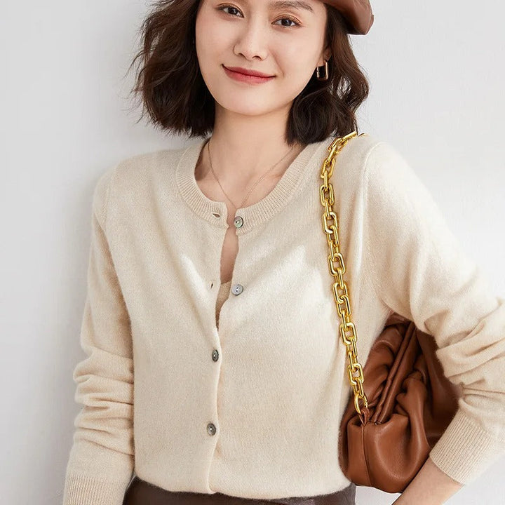 Daniela | Damen Strickjacke mit Knopfleiste und Rundhalsausschnitt - Elle Zürich