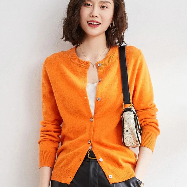 Daniela | Damen Strickjacke mit Knopfleiste und Rundhalsausschnitt - Elle Zürich
