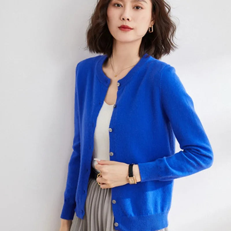 Daniela | Damen Strickjacke mit Knopfleiste und Rundhalsausschnitt - Elle Zürich